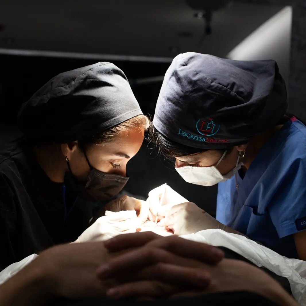 Die Bilder der beiden Ärzte, die in der Leicester Klinik in Frankfurt eine Haartransplantation durchführen.