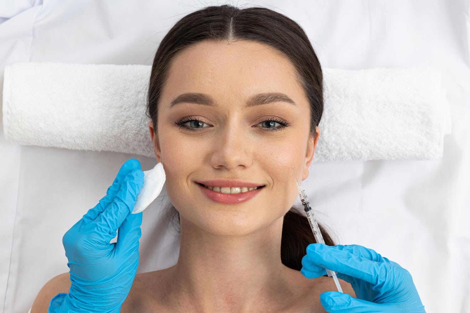 Eine Frau, die in einer Klinik in Deutschland Botox machen lässt.