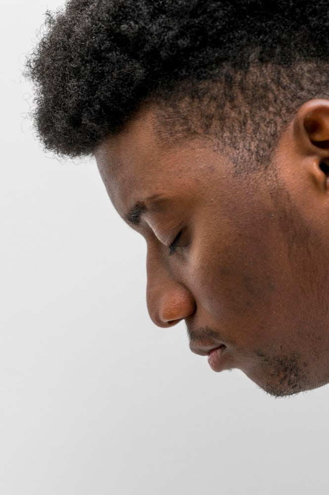 Ein junger Mann mit Afro-Haar.