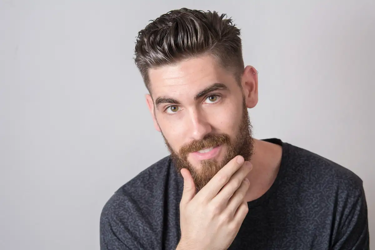  Ein junger Mann, der sich gesund ernährt, um Haarausfall zu vermeiden.